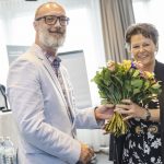 Dominic Neumann, MBA überreicht Blumen an Mag. Erika Krenn-Neuwirth