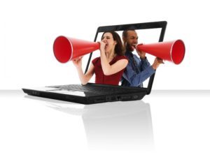 Ein Mann und eine Frau rufen mit Megaphonen aus einem Laptopbildschirm