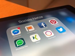 Screenshot Tablet mit Icons Social Media