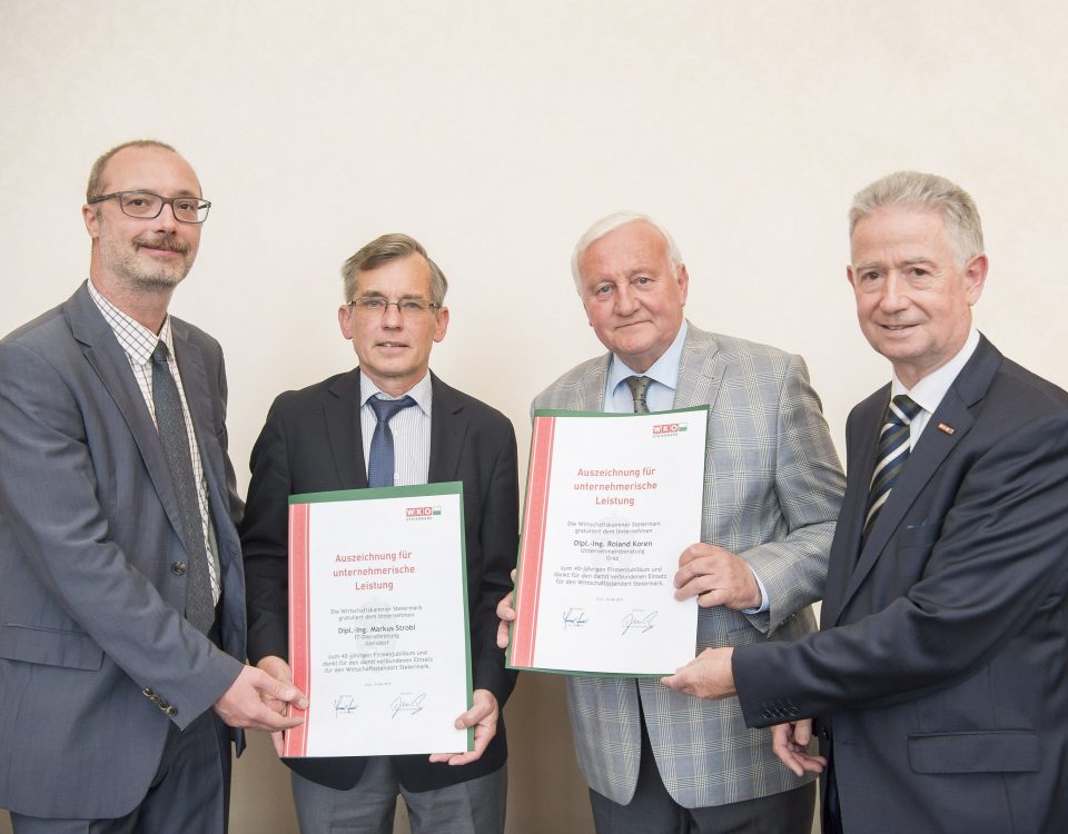 Dominic Neumann und Dr. Werner Lämmerer mit den Firmenjubilaren Markus Strobl und Roland Koren